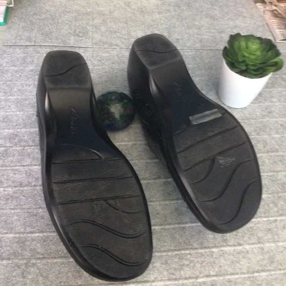 Black Clarks Clogs Shoes - Picture 4 of 8